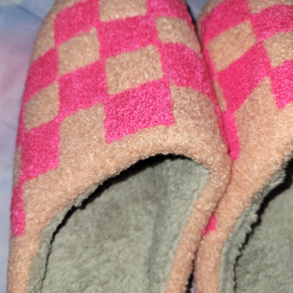 BRAND NEW orange and hot pink checkered slippers size large - Picture 2 of 3